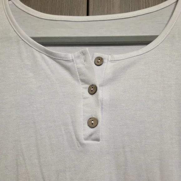 Sleeveless White Top - Picture 3 of 3